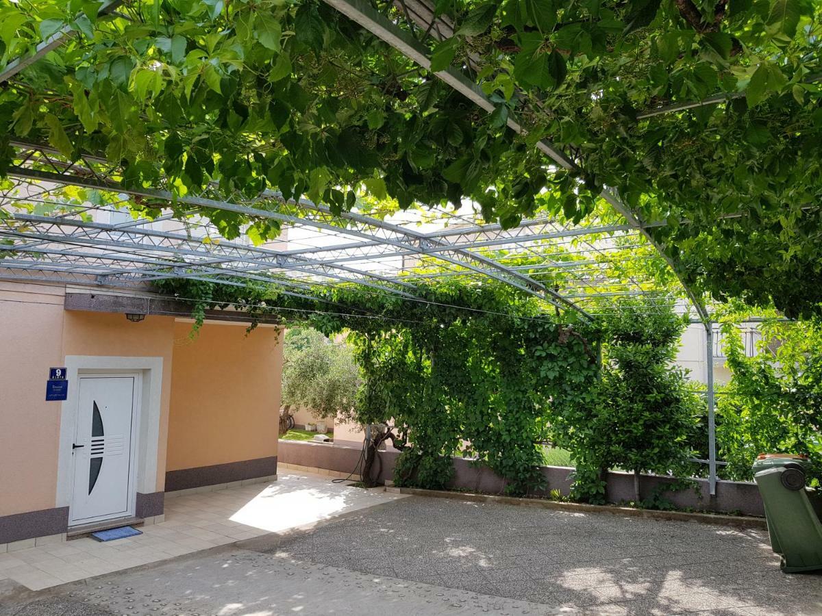 Apartmani Mira Vodice Eksteriør bilde
